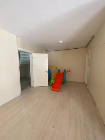 EMLAK HABERCİSİ 'NDEN MUDANYA GÜZELYALI'DA SİTEİÇİ, KAT MÜLKİYETLİ, DENİZ MANZARALI, SATILIK 5+1 VİLLA