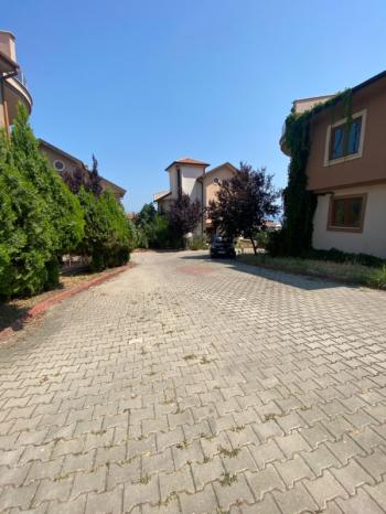 EMLAK HABERCİSİ 'NDEN MUDANYA GÜZELYALI'DA SİTEİÇİ, KAT MÜLKİYETLİ, DENİZ MANZARALI, SATILIK 5+1 VİLLA