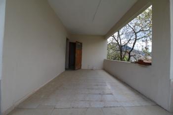 ASLAN'DAN AYVAGEDİĞİ MERKEZ DE 550 M2 ARSA İÇİ SATILIK BİNA