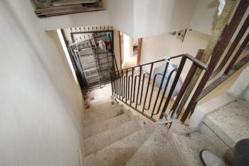 ASLAN'DAN AYVAGEDİĞİ MERKEZ DE 550 M2 ARSA İÇİ SATILIK BİNA