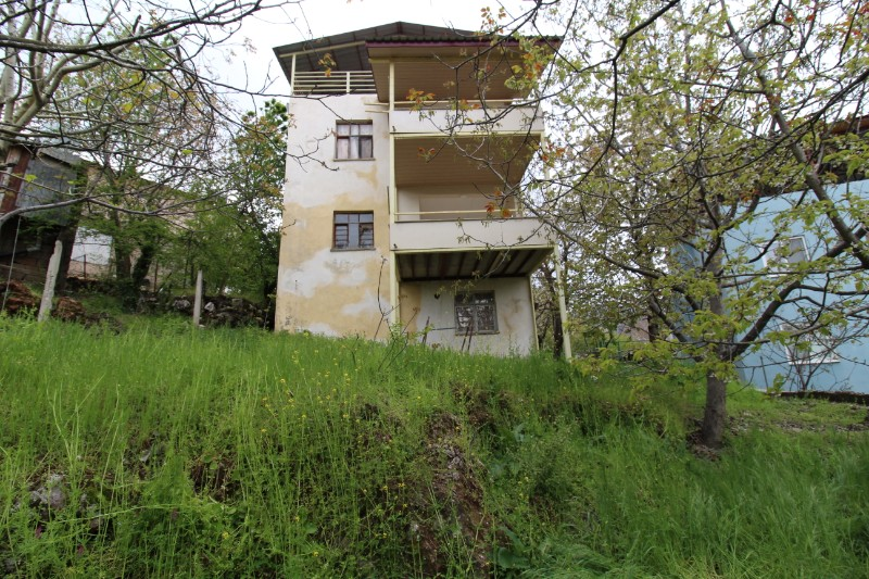 ASLAN'DAN AYVAGEDİĞİ MERKEZ DE 550 M2 ARSA İÇİ SATILIK BİNA