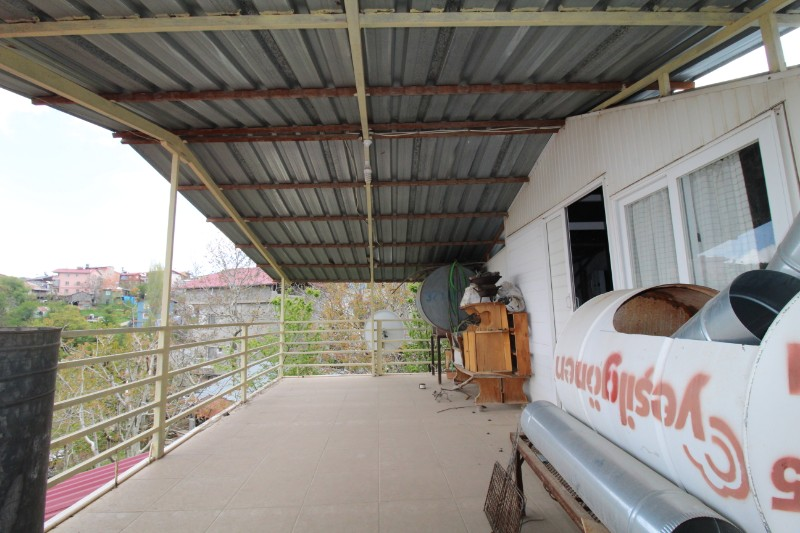 ASLAN'DAN AYVAGEDİĞİ MERKEZ DE 550 M2 ARSA İÇİ SATILIK BİNA