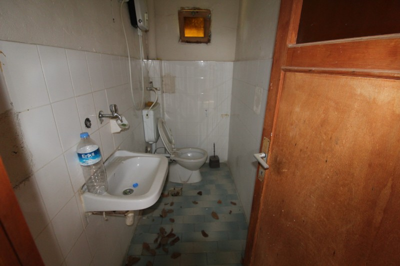 ASLAN'DAN AYVAGEDİĞİ MERKEZ DE 550 M2 ARSA İÇİ SATILIK BİNA