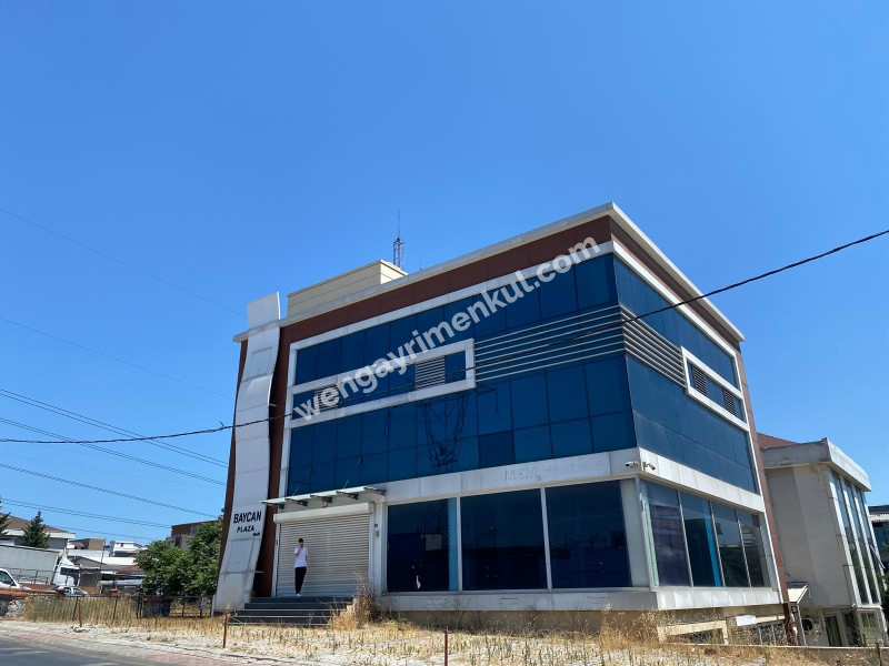 ŞERIFALI YAN YOLA YAKIN KÖŞE PARSEL PLAZA + 450 m2 ARSA 