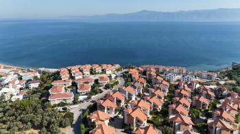 EMLAK HABERCİSİ 'NDEN MUDANYA GÜZELYALI'DA SİTEİÇİ, KAT MÜLKİYETLİ, DENİZ MANZARALI, SATILIK 5+1 VİLLA