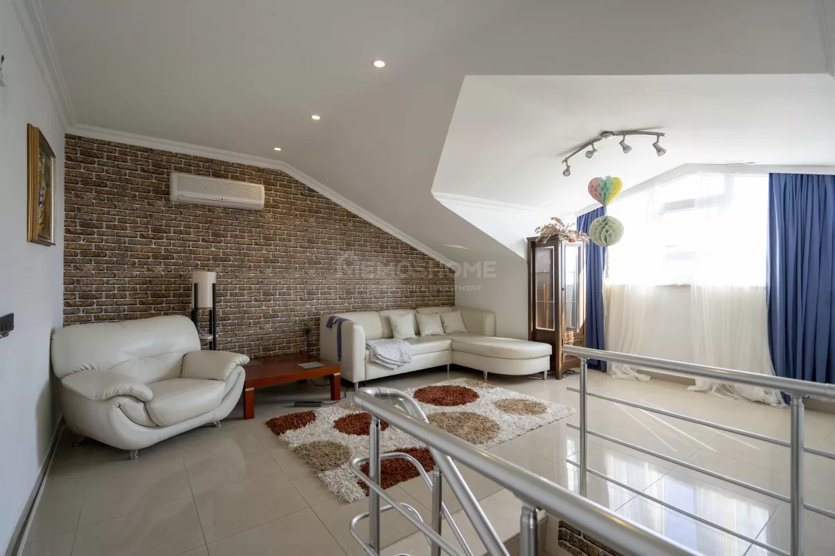 Møblert 4+1-dupleks i Oba