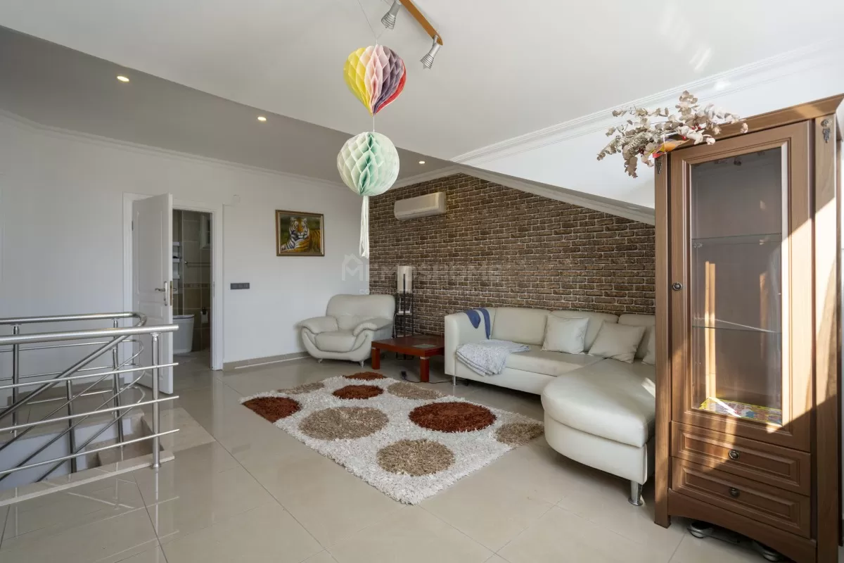 Møblert 4+1-dupleks i Oba