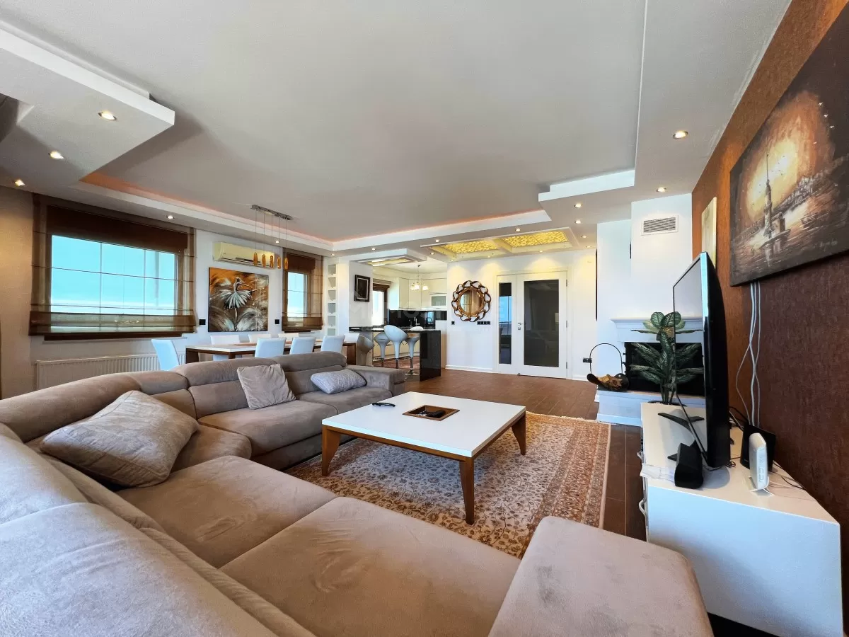 Seafront Luxury Apartment in Oba