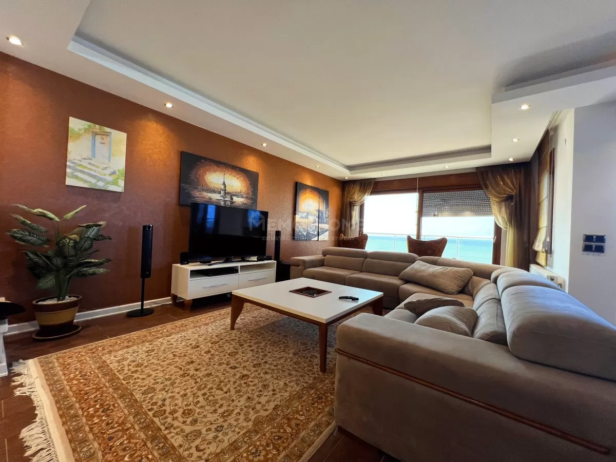 Seafront Luxury Apartment in Oba