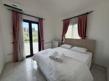 Girne Çatalköy'de Özel Havuzlu ve Peyzajlı Satılık 4+1 Villa