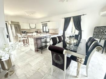 Girne Çatalköy'de Özel Havuzlu ve Peyzajlı Satılık 4+1 Villa