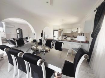 Girne Çatalköy'de Özel Havuzlu ve Peyzajlı Satılık 4+1 Villa