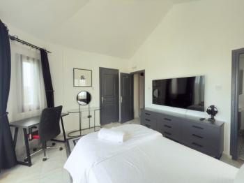 Girne Çatalköy'de Özel Havuzlu ve Peyzajlı Satılık 4+1 Villa