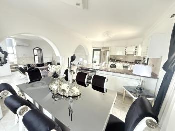 Girne Çatalköy'de Özel Havuzlu ve Peyzajlı Satılık 4+1 Villa