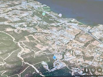 Edremit Bölgesinde  Satılık 180 metre Yol Cepheli Deniz ve Dağ manzaralı 6 dönüm (7925m2) Arazi