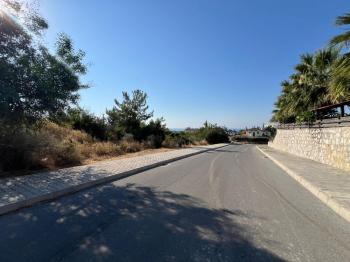Edremit Bölgesinde  Satılık 180 metre Yol Cepheli Deniz ve Dağ manzaralı 6 dönüm (7925m2) Arazi