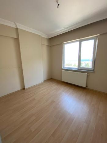 EMLAK HABERCİSİ 'NDEN MUDANYA MUDANYA YENİ MAHALLE'DE OTOPARKLI SİTEDE DENİZ GÖRÜR 2+1 ARA KAT DAİRE