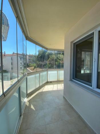 EMLAK HABERCİSİ 'NDEN MUDANYA MUDANYA YENİ MAHALLE'DE OTOPARKLI SİTEDE DENİZ GÖRÜR 2+1 ARA KAT DAİRE