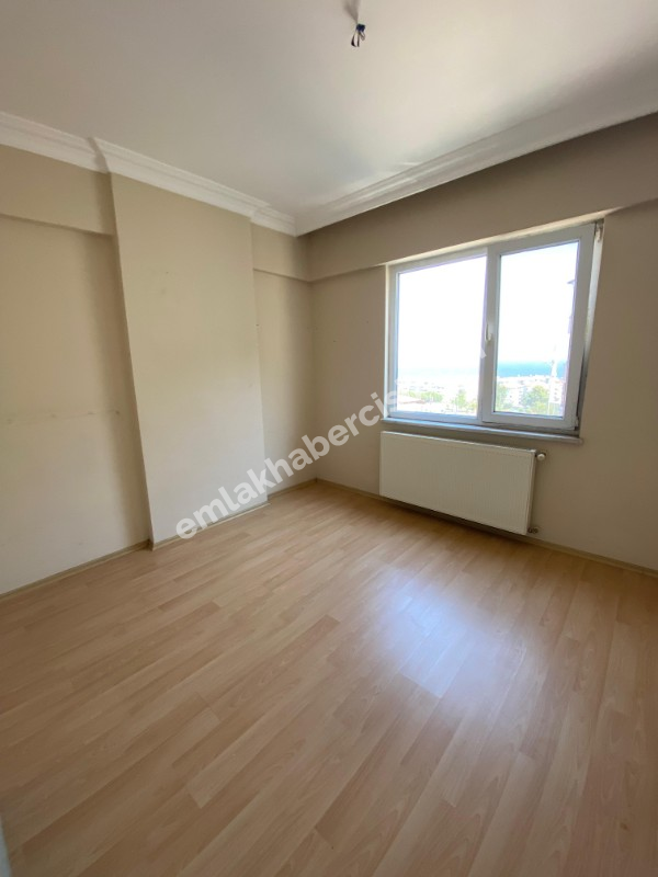 EMLAK HABERCİSİ 'NDEN MUDANYA MUDANYA YENİ MAHALLE'DE OTOPARKLI SİTEDE DENİZ GÖRÜR 2+1 ARA KAT DAİRE