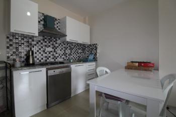 ASLAN'DAN 34. CADDE'YE YAKIN GENİŞ METRAJLI 1+1 EŞYALI DAİRE