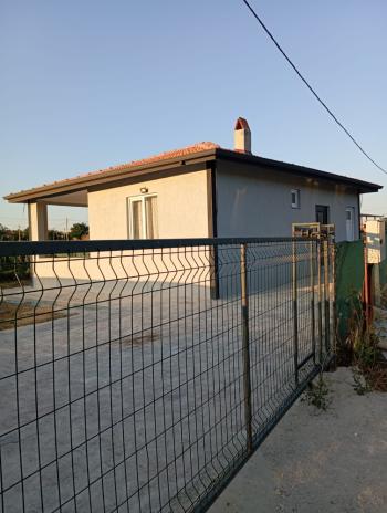 ÇORUM İSKİLİP YOLUNDA, İÇİNDE EVİ OLAN SATILIK, TEL ÖRGÜLÜ BAHÇE!