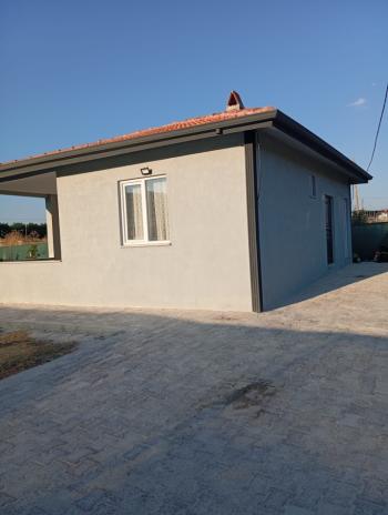 ÇORUM İSKİLİP YOLUNDA, İÇİNDE EVİ OLAN SATILIK, TEL ÖRGÜLÜ BAHÇE!