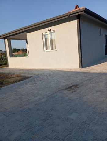 ÇORUM İSKİLİP YOLUNDA, İÇİNDE EVİ OLAN SATILIK, TEL ÖRGÜLÜ BAHÇE!