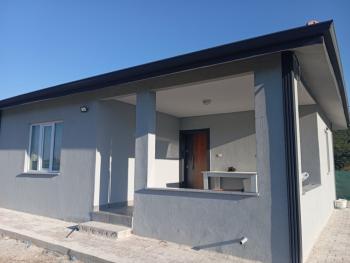 ÇORUM İSKİLİP YOLUNDA, İÇİNDE EVİ OLAN SATILIK, TEL ÖRGÜLÜ BAHÇE!