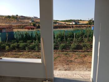 ÇORUM İSKİLİP YOLUNDA, İÇİNDE EVİ OLAN SATILIK, TEL ÖRGÜLÜ BAHÇE!