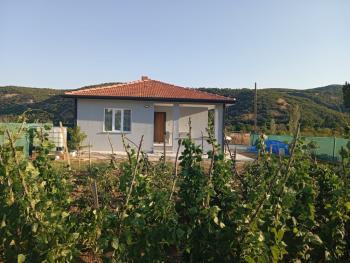 ÇORUM İSKİLİP YOLUNDA, İÇİNDE EVİ OLAN SATILIK, TEL ÖRGÜLÜ BAHÇE!