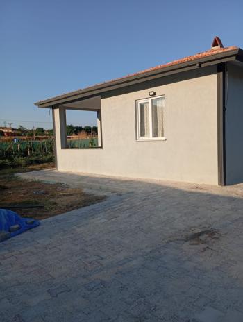 ÇORUM İSKİLİP YOLUNDA, İÇİNDE EVİ OLAN SATILIK, TEL ÖRGÜLÜ BAHÇE!