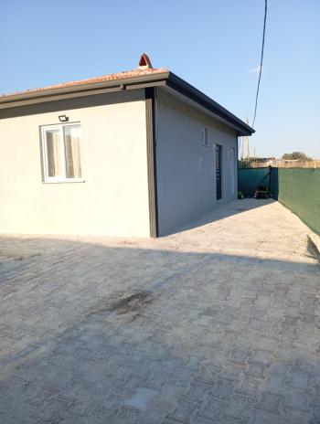 ÇORUM İSKİLİP YOLUNDA, İÇİNDE EVİ OLAN SATILIK, TEL ÖRGÜLÜ BAHÇE!