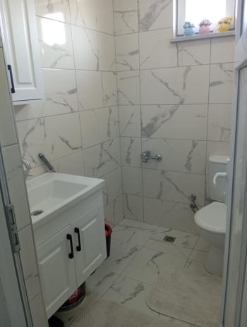 ÇORUM İSKİLİP YOLUNDA, İÇİNDE EVİ OLAN SATILIK, TEL ÖRGÜLÜ BAHÇE!