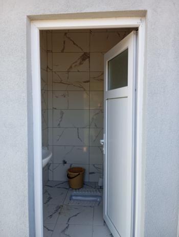 ÇORUM İSKİLİP YOLUNDA, İÇİNDE EVİ OLAN SATILIK, TEL ÖRGÜLÜ BAHÇE!