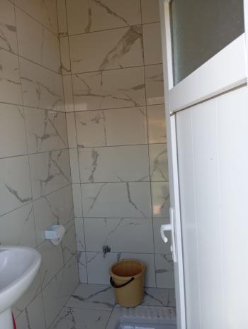 ÇORUM İSKİLİP YOLUNDA, İÇİNDE EVİ OLAN SATILIK, TEL ÖRGÜLÜ BAHÇE!