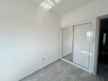 LEFKOŞA YENİŞEHİR'DE  ANA CADDE ÜZERİNDE SATILIK DAİRE 