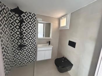 LEFKOŞA YENİŞEHİR'DE  ANA CADDE ÜZERİNDE SATILIK DAİRE 