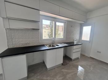 LEFKOŞA YENİŞEHİR'DE  ANA CADDE ÜZERİNDE SATILIK DAİRE 