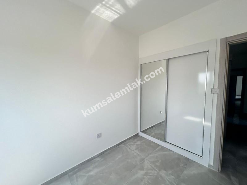 LEFKOŞA YENİŞEHİR'DE  ANA CADDE ÜZERİNDE SATILIK DAİRE 