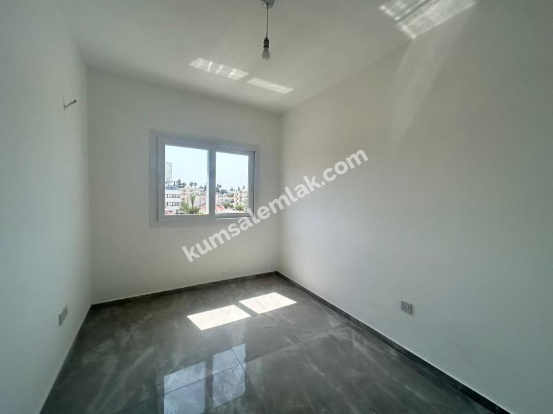 LEFKOŞA YENİŞEHİR'DE  ANA CADDE ÜZERİNDE SATILIK DAİRE 