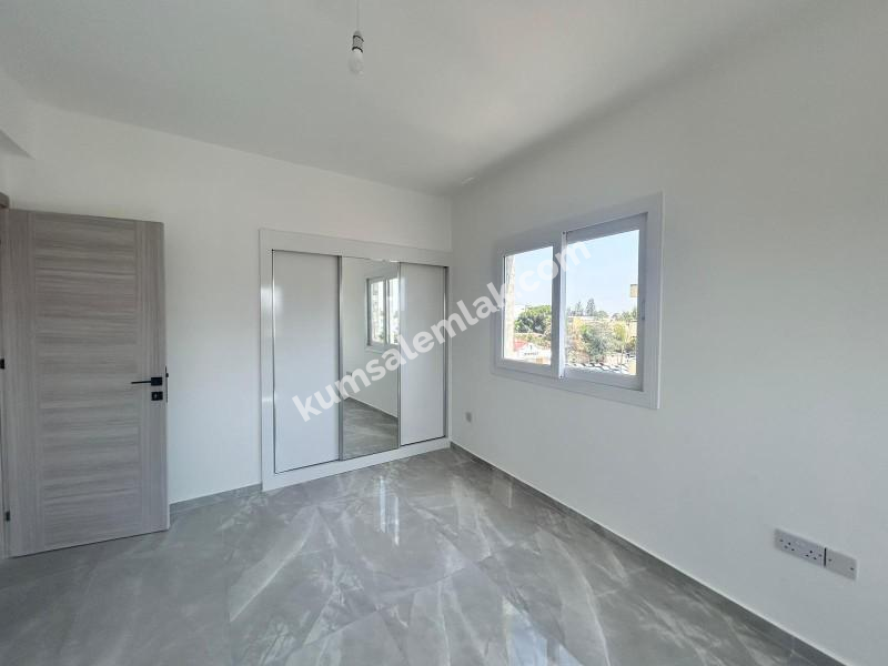 LEFKOŞA YENİŞEHİR'DE  ANA CADDE ÜZERİNDE SATILIK DAİRE 