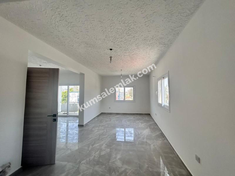 LEFKOŞA YENİŞEHİR'DE  ANA CADDE ÜZERİNDE SATILIK DAİRE 