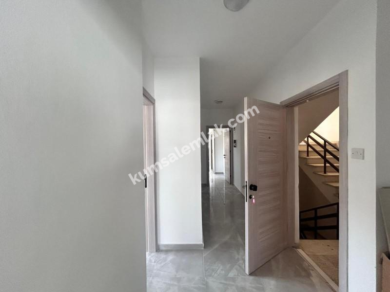 LEFKOŞA YENİŞEHİR'DE  ANA CADDE ÜZERİNDE SATILIK DAİRE 