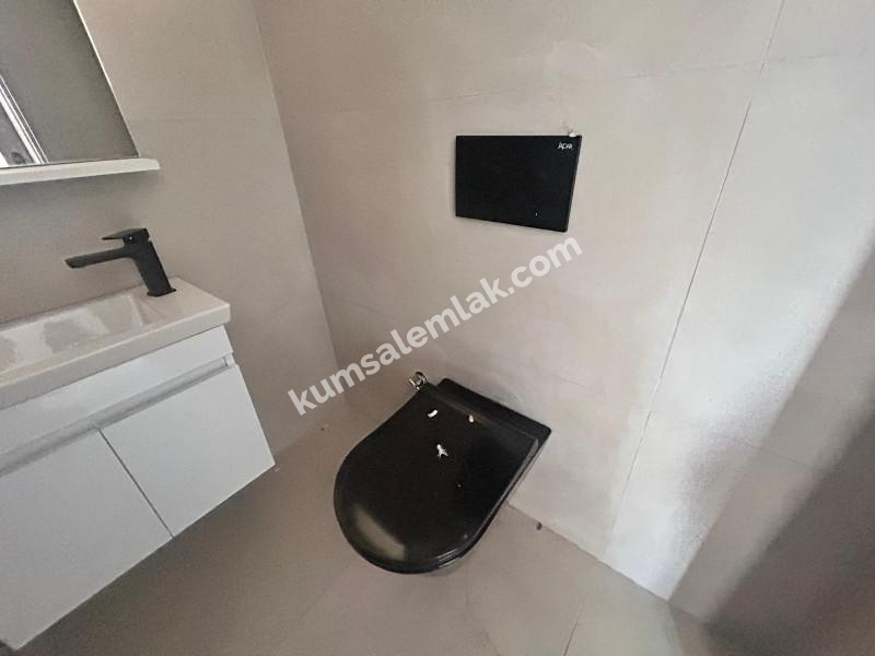 LEFKOŞA YENİŞEHİR'DE  ANA CADDE ÜZERİNDE SATILIK DAİRE 