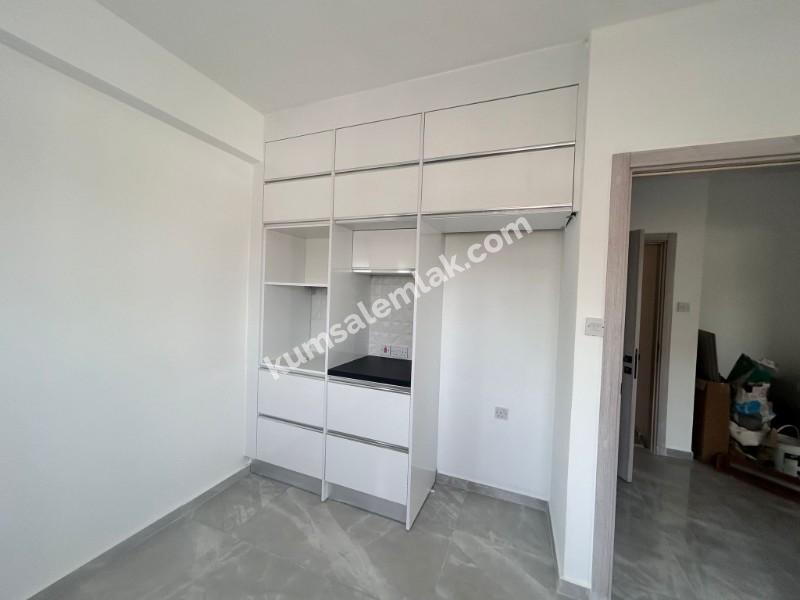 LEFKOŞA YENİŞEHİR'DE  ANA CADDE ÜZERİNDE SATILIK DAİRE 