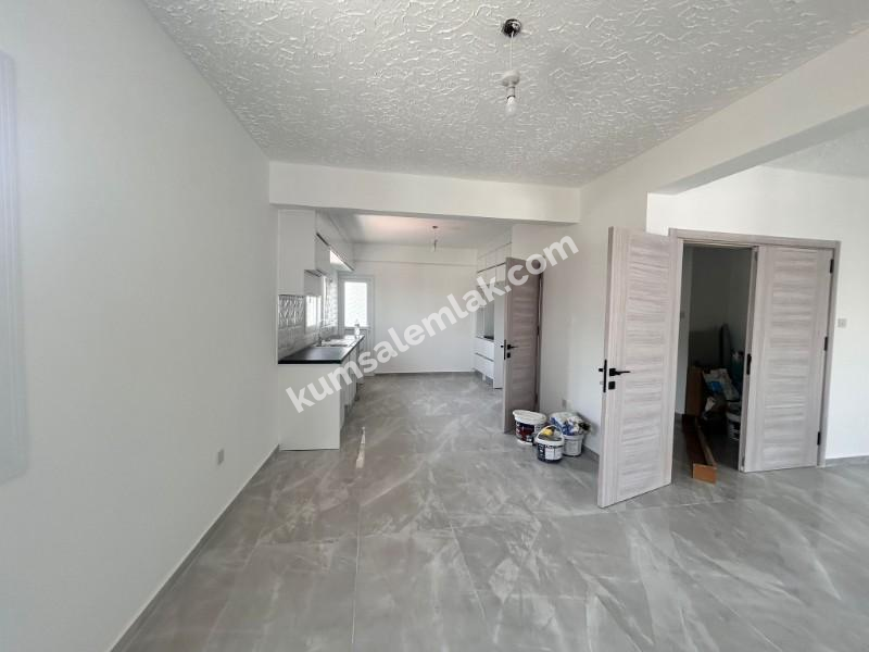 LEFKOŞA YENİŞEHİR'DE  ANA CADDE ÜZERİNDE SATILIK DAİRE 