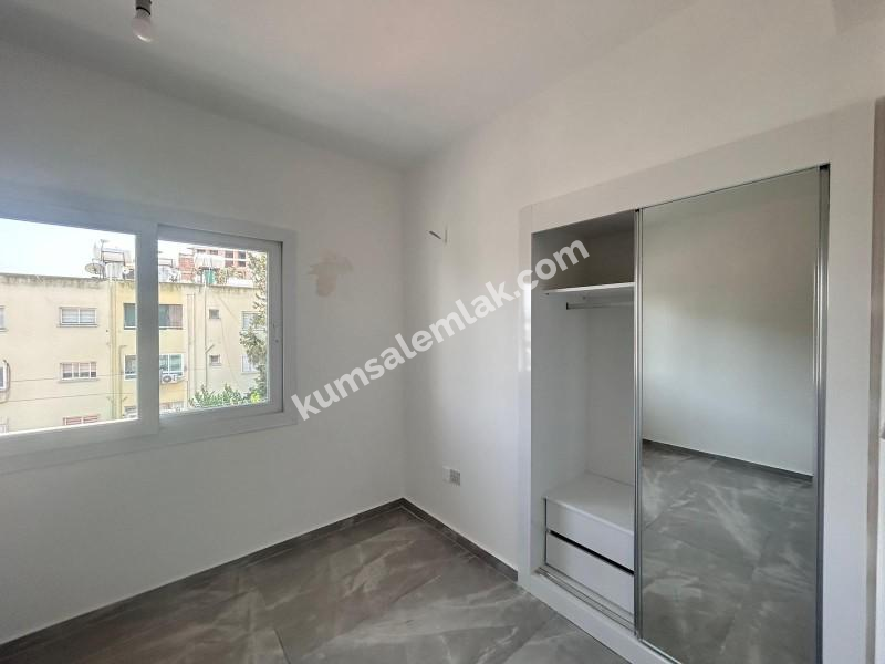 LEFKOŞA YENİŞEHİR'DE  ANA CADDE ÜZERİNDE SATILIK DAİRE 