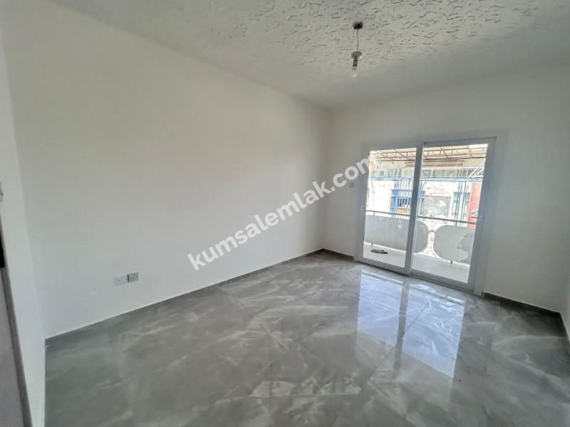 LEFKOŞA YENİŞEHİR'DE  ANA CADDE ÜZERİNDE SATILIK DAİRE 