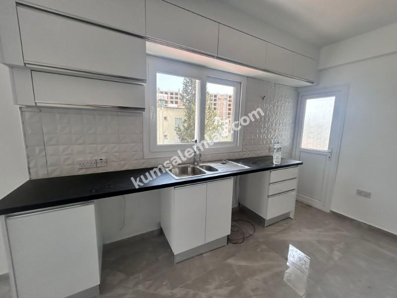 LEFKOŞA YENİŞEHİR'DE  ANA CADDE ÜZERİNDE SATILIK DAİRE 