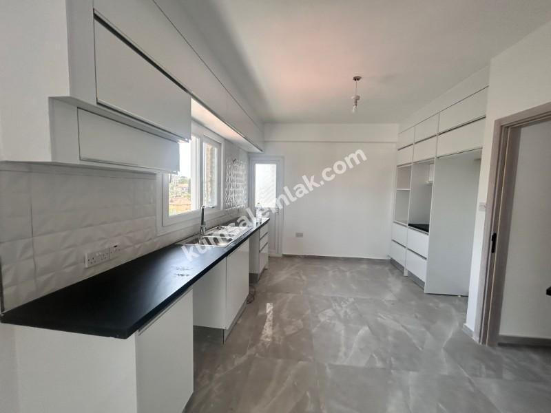 LEFKOŞA YENİŞEHİR'DE  ANA CADDE ÜZERİNDE SATILIK DAİRE 